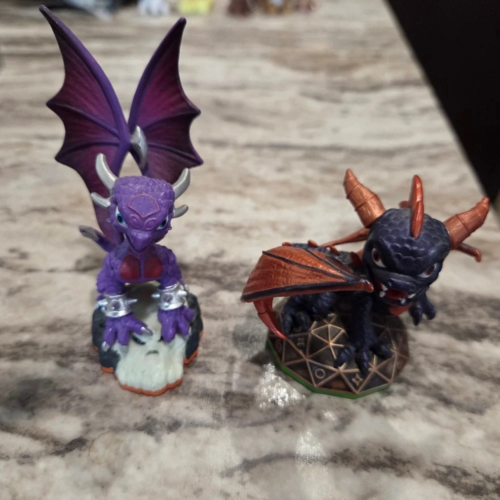Skylanders Spyro and Cynder Dragon Figures Activision Giants Spyros Adventure